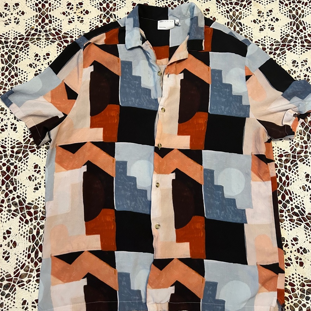 Short-Sleeve Geometric Print Shirt in Peach, Blue & Black